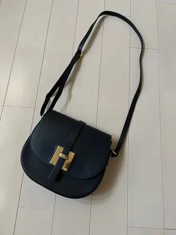 새상품급 마르코 비안키니 네이비 컬러 네이비 가죽 숄더백