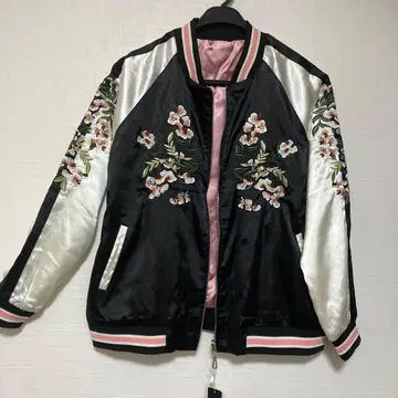 자수 새틴 스카잔 블랙과 화이트 M