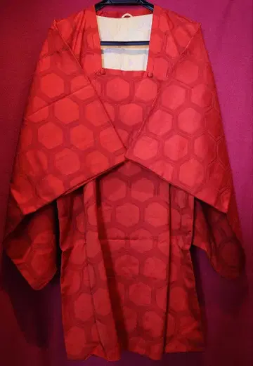 빨간색 육각형 무늬 겉옷