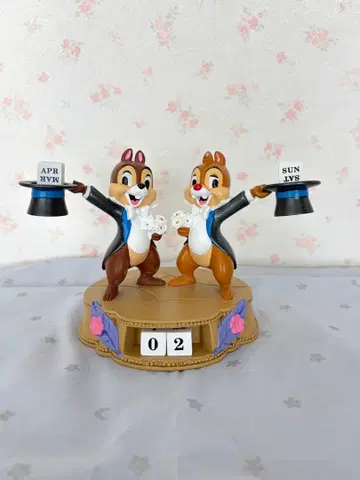 칩과 데일 만년 달력 피규어