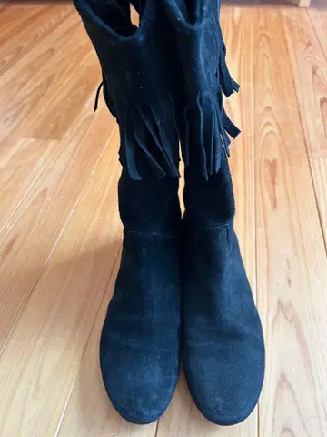 블랙 스웨이드 프린지 부츠