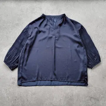 [새상품급] OFUON 오부소매 플리츠 슬리브 블라우스 40 네이비