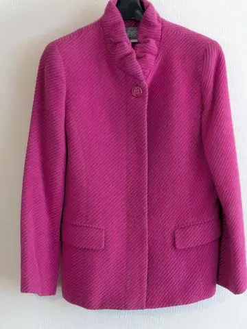 긴자 매기의 스트라이프 패턴 핑크 테일러드 자켓