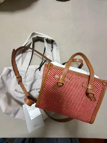 빨간색과 브라운 스트라이프 숄더백