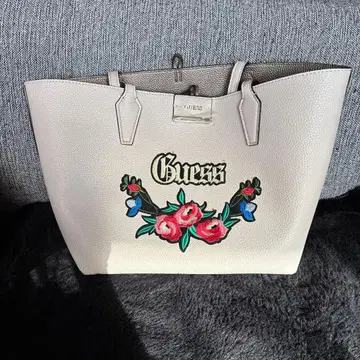 Guess 꽃무늬 자수 토트백