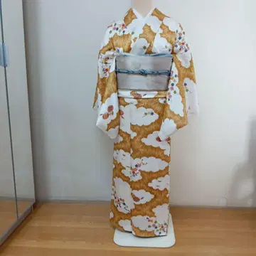 코몬 기모노 황토색과 화이트 구름 무늬