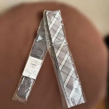 미사용 새상품 실크 100% 그레이 계열 체크 무늬 넥타이 사이즈 55