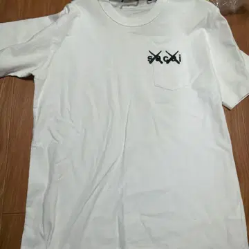sacai x kaws 화이트 3T 셔츠 포켓 부착