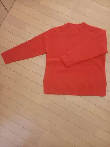 빨간색 라운드넥 니트 스웨터