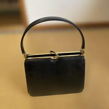 블랙 가죽 핸드백