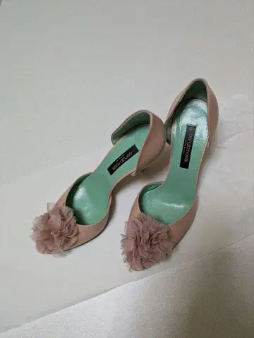 세르지오로시 베이지 플라워 장식 오픈토 하이힐