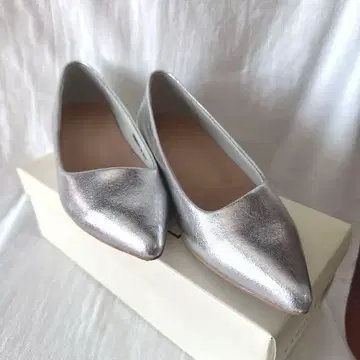 실버 스틸레토 플랫슈즈