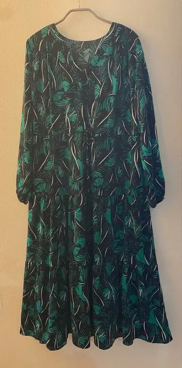 블랙과 그린의 잎사귀 패턴 롱 원피스