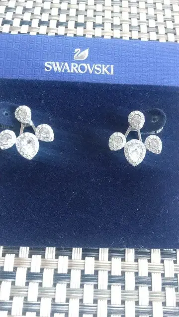 SWAROVSKI 크리스탈 귀걸이 (양쪽 귀용)