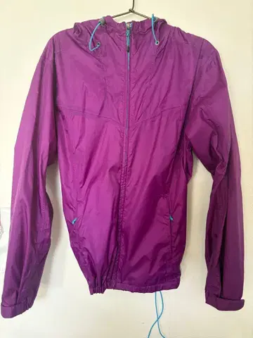 보라색 후드 부착 나일론 자켓