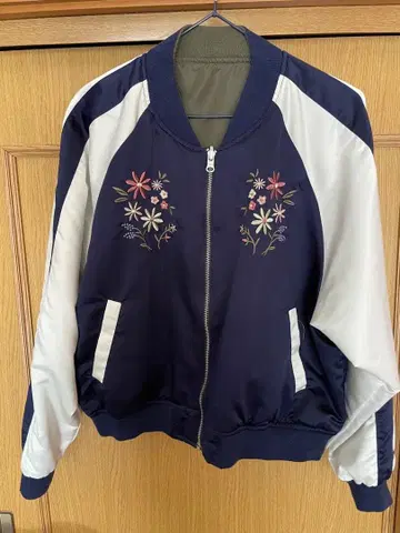 꽃무늬 자수 네이비와 화이트 & 올리브 그린 리버서블 스카잔 LL!