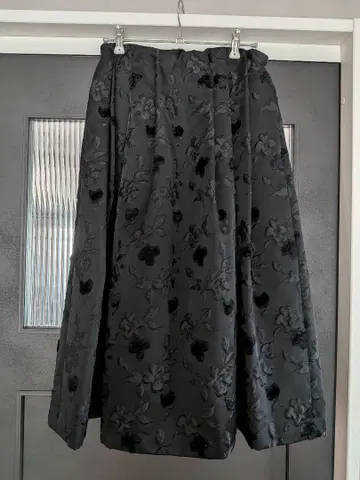 베르메이유 페예나 플라워 자카드 턱 스커트