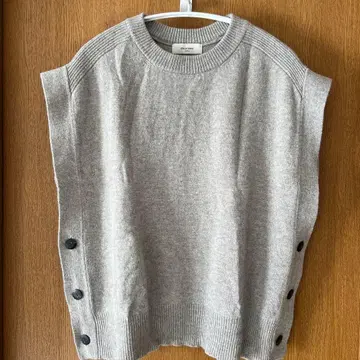 그레이 버튼 슬리브리스 니트