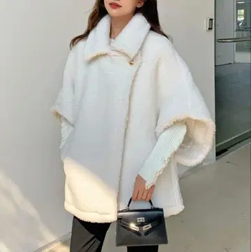 birthdaybash 벌스데이 바쉬 화이트 판초 보아 코트