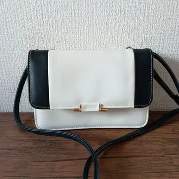 화이트와 블랙의 숄더백