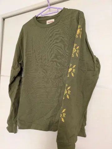 올리브 그린 긴팔 트레이닝복