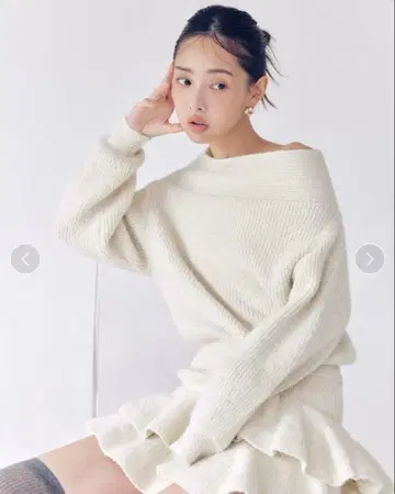 LILY BROWN 오프숄더 니트 셋업 화이트