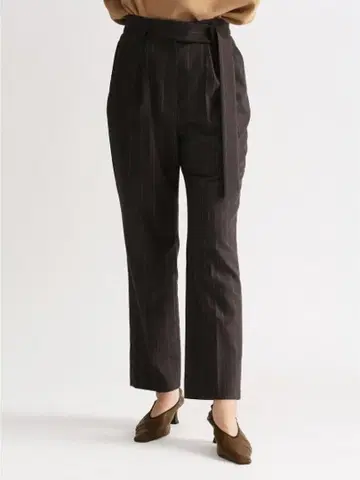 미라 오웬 허리 벨트 디자인 팬츠 브라운