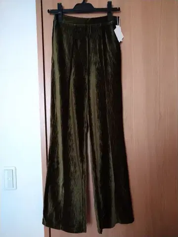 올리브 그린 벨벳 캐주얼 팬츠