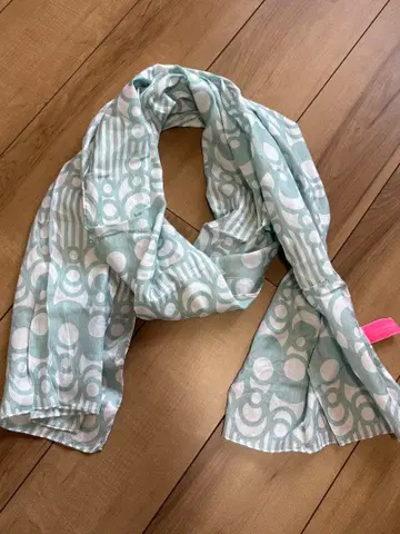 스카이블루와 화이트의 기하학 패턴 스톨 히로코 레지