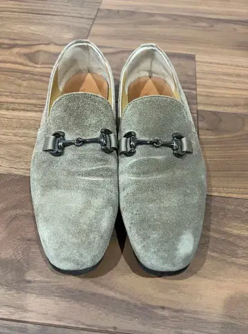 그레이 스웨이드 로퍼 금장 장식 포함