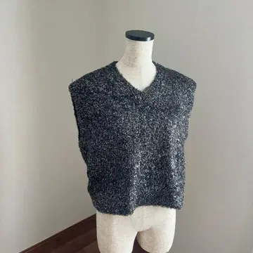 블랙 화이트 믹스 V넥 슬리브리스 니트 베스트