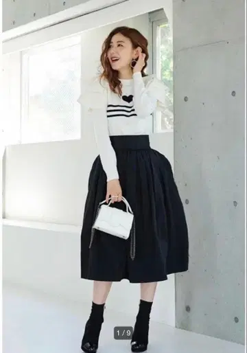 OBLI 프릴 하트 니트