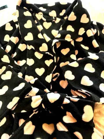 PJ 하트 무늬 플리스 로브 (블랙 x 핑크)