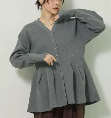 완판템 [ 새상품 ] Green Parks 금장 버튼 페플럼 니트 가디건