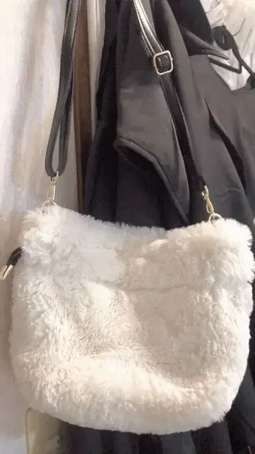 화이트 퍼 숄더백