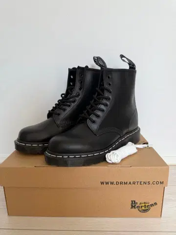 Dr. Martens 화이트 스티치 8홀 부츠