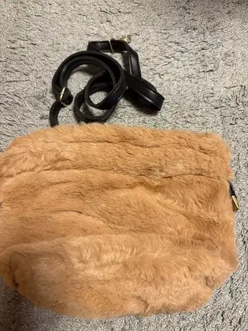 베이지 퍼 숄더백