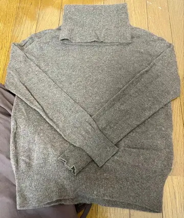 UNIQLO 캐시미어 터틀넥 스웨터 브라운