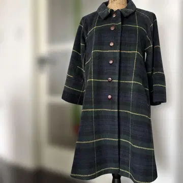 네이비와 그린 체크 무릎 기장 코트