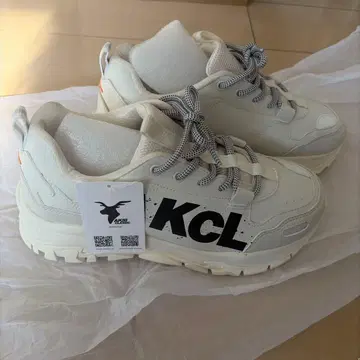 KCL 화이트 스니커즈 로고