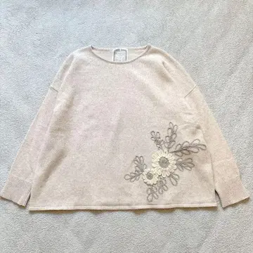 새상품급 비어즐리 밑단 꽃 자수 니트 최근 모델 루즈핏 푹신푹신