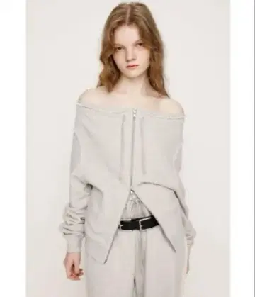 SLY 오프숄더 그레이 맨투맨