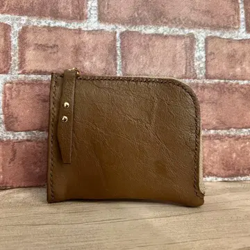 베이지 가죽 컴팩트 지갑 지퍼 포함