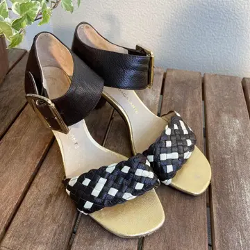 가죽 꼬임 디자인 샌들