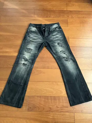 데미지 가공 블랙 부츠컷 데님