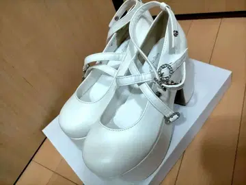 화이트 스트랩 하이힐