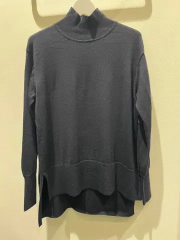 띠어리 럭스 새상품급 하이넥 풀오버 네이비