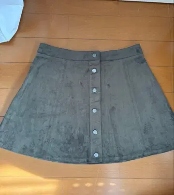 스웨이드풍 플레어 스커트 버튼 포함