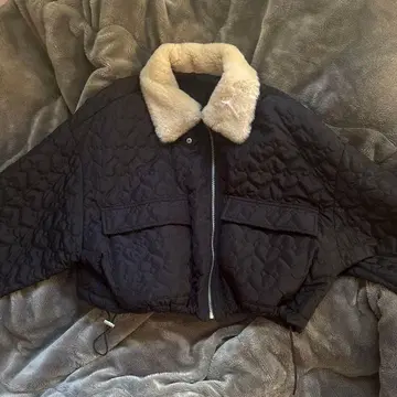 퍼 달린 블랙 퀼팅 자켓