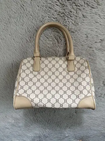 화이트 합성 피혁 핸드백